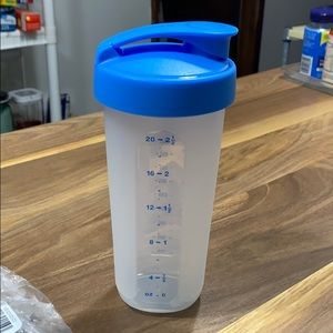 Tupperware 23 oz Quick Shake Container